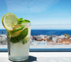 Cóctel del pool bar
